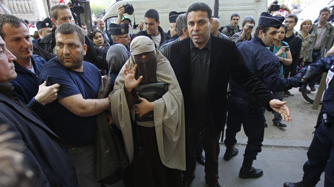 Ένταση στο Παρίσι για τη σύλληψη του άνδρα που η γυναίκα του φορούσε μαντίλα 
