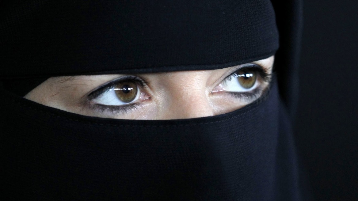 Γαλλία: Συνέλαβαν άνδρα επειδή η συζυγός του φορούσε μπούρκα 