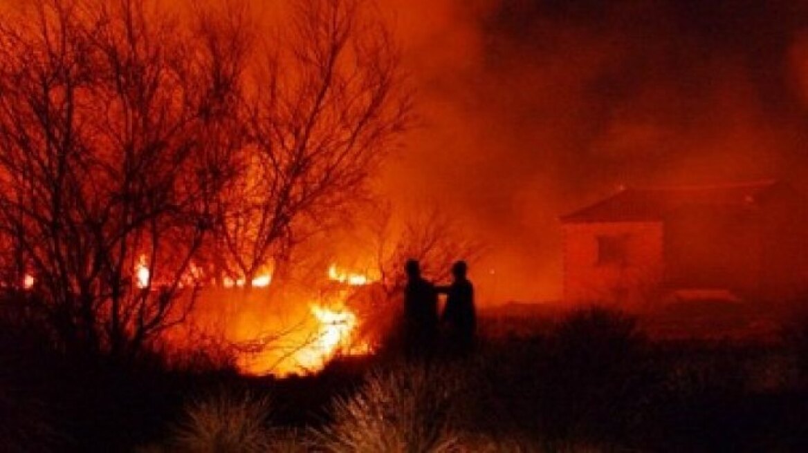 Ολονύκτια επιχείρηση της Πυροσβεστικής για δύο πυρκαγιές στο Ηράκλειο