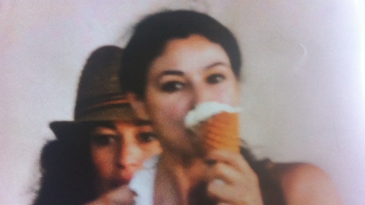 H Μόνικα Μπελούτσι τρώει παγωτό στην Πάρο