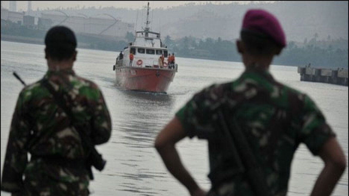 Εκατό διασωθέντες, ένα παιδί νεκρό από το ναυάγιο σκάφους στην Ινδονησία