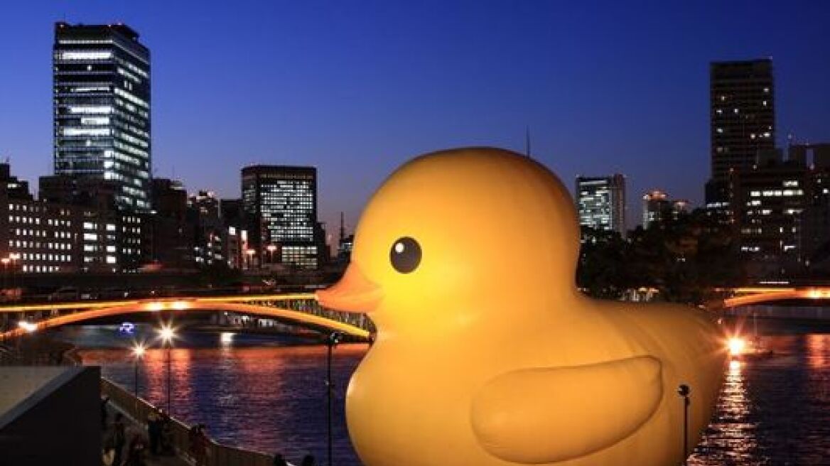 Rubber Duck: Πελώριο παπί, ύψους 18 μέτρων, έπιασε «λιμάνι» στην Ταϊβάν