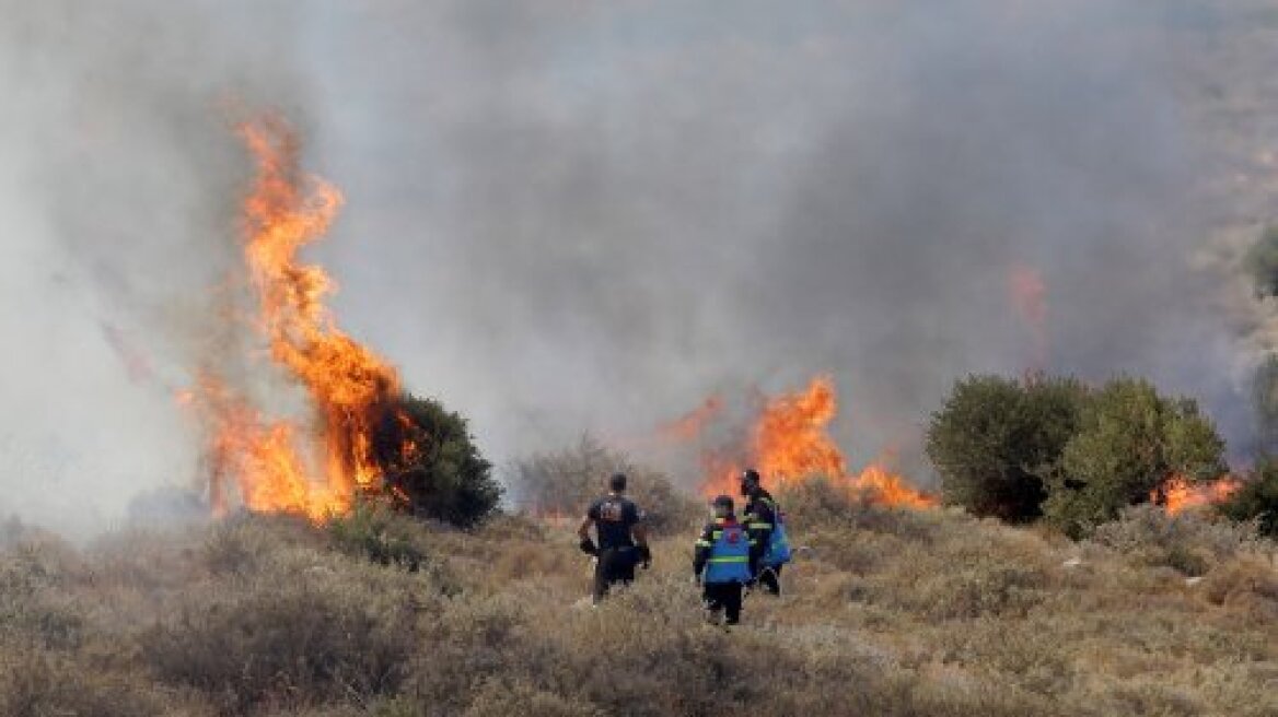 Στα ίχνη των υπαίτιων για τη φωτιά στο πεδίο βολής στις Γούβες η πυροσβεστική