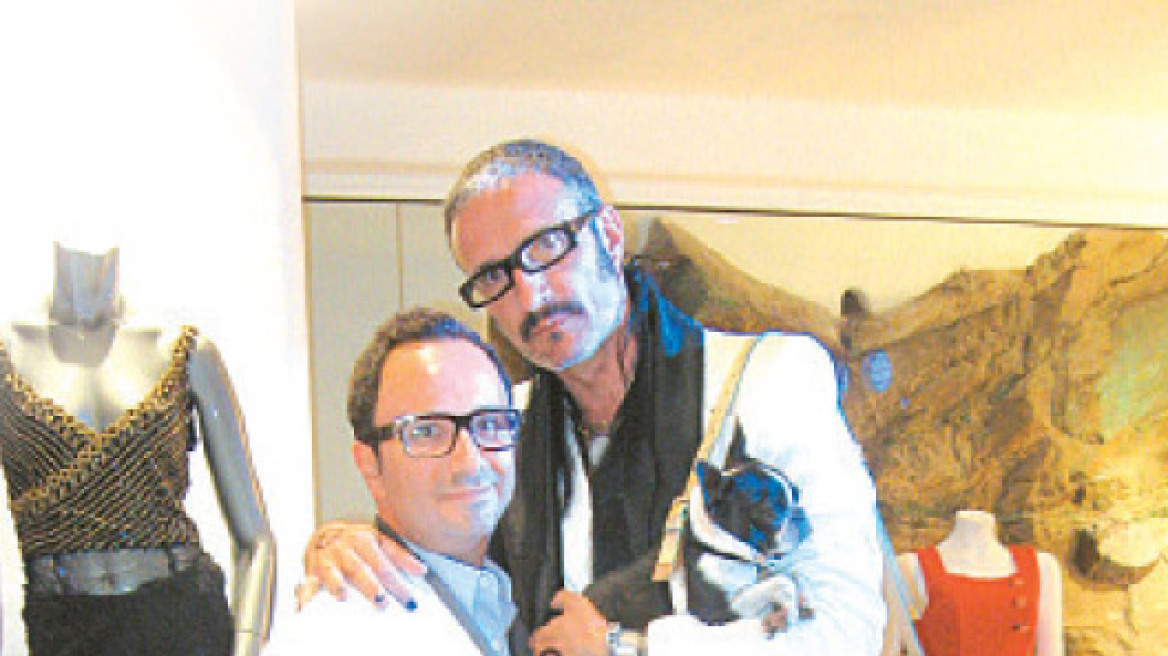 Έκθεση Versace στη Μύκονο: Γυμνοί billionaires και άντρες με γόβες-στιλέτο!