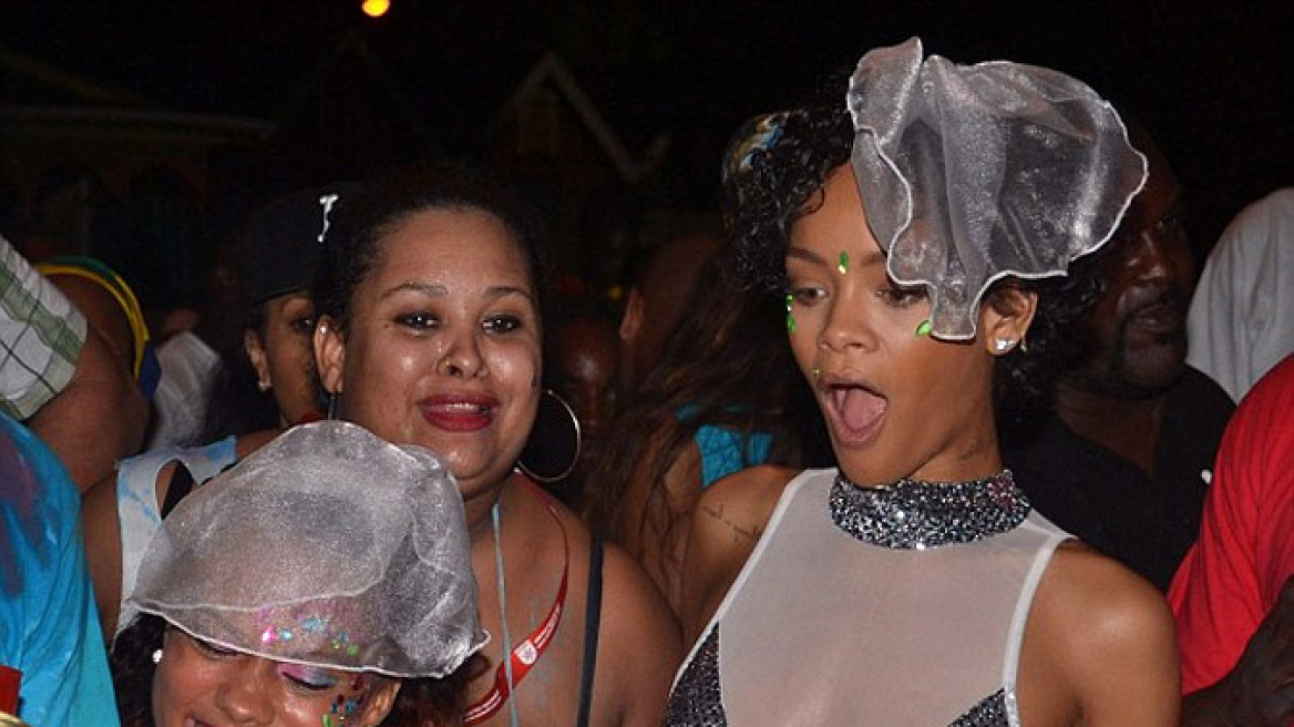 Η Rihanna εκτός ελέγχου στο καρναβάλι των Μπαρμπέιντος 