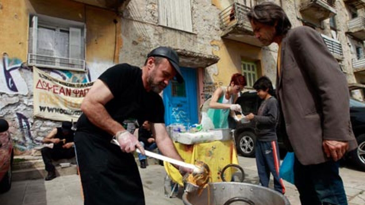 Guardian: Ελληνικές οικογένειες δεν έχουν να φάνε!