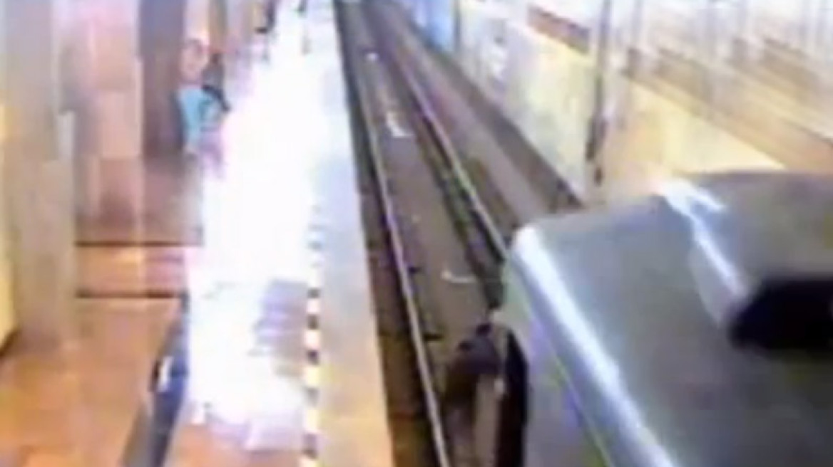 Βίντεο: Προσπάθησε να αυτοκτονήσει πέφτοντας στις ράγες του τρένου!