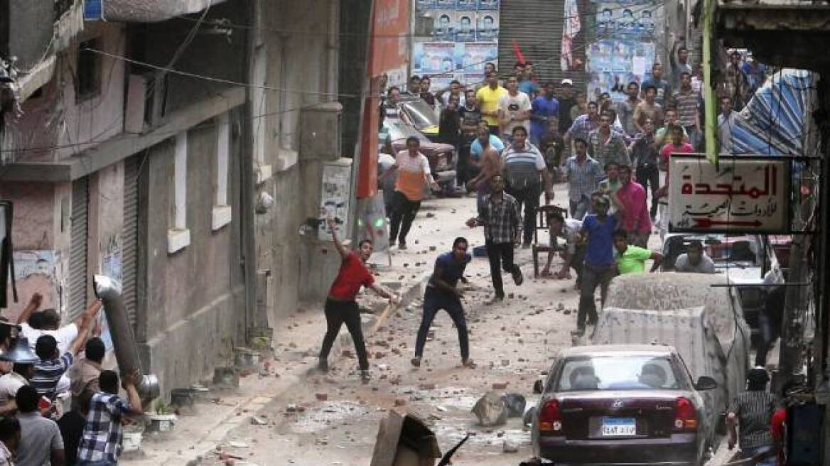 Νεκρός διαδηλωτής από πυρά στη συγκέντρωση στο Κάιρο 