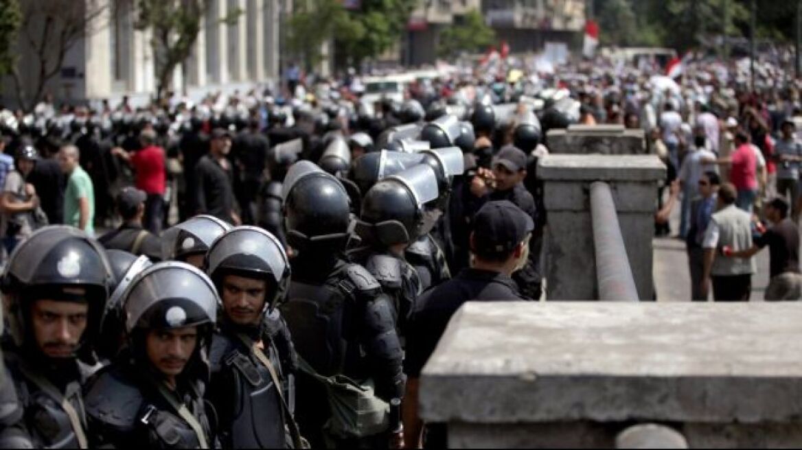 Αίγυπτος: Η αστυνομία έλαβε εντολή να απαντά με πραγματικά πυρά 