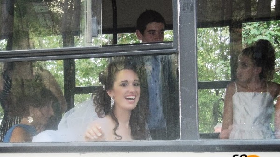 Φωτό: Η νύφη έφτασε στην εκκλησία με το λεωφορείο!