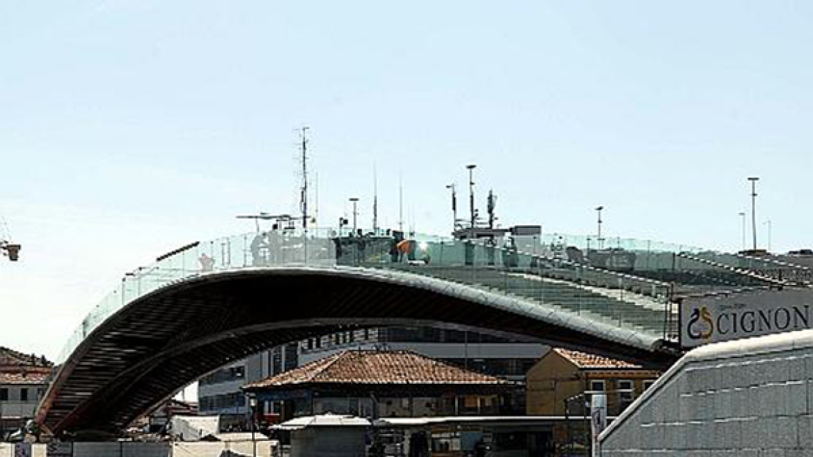 Αποζημίωση από τον Καλατράβα για γυάλινη γέφυρα στη Βενετία ζητά η Ιταλία