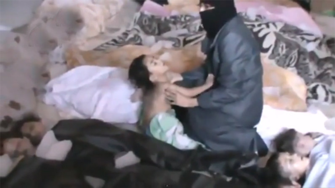 Σπαρακτικό βίντεο από τη Συρία: Μητέρα αποχαιρετά το νεκρό παιδί της 