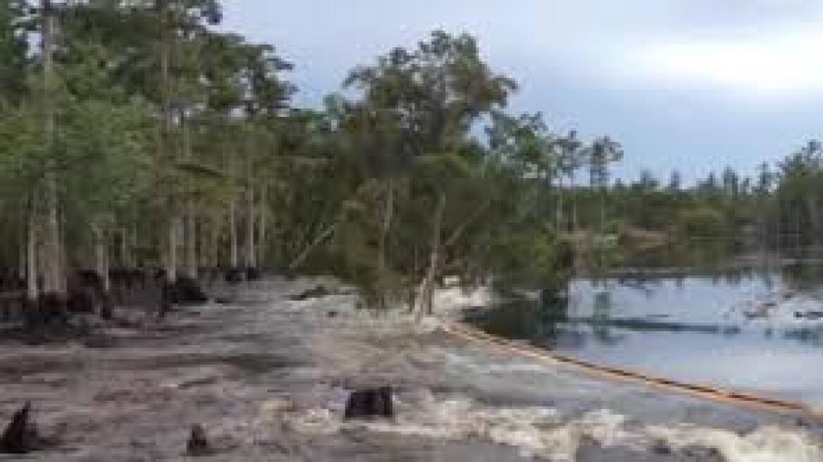 Φοβερό βίντεο: Καταβόθρα 100 στρεμμάτων καταπίνει γη και δέντρα