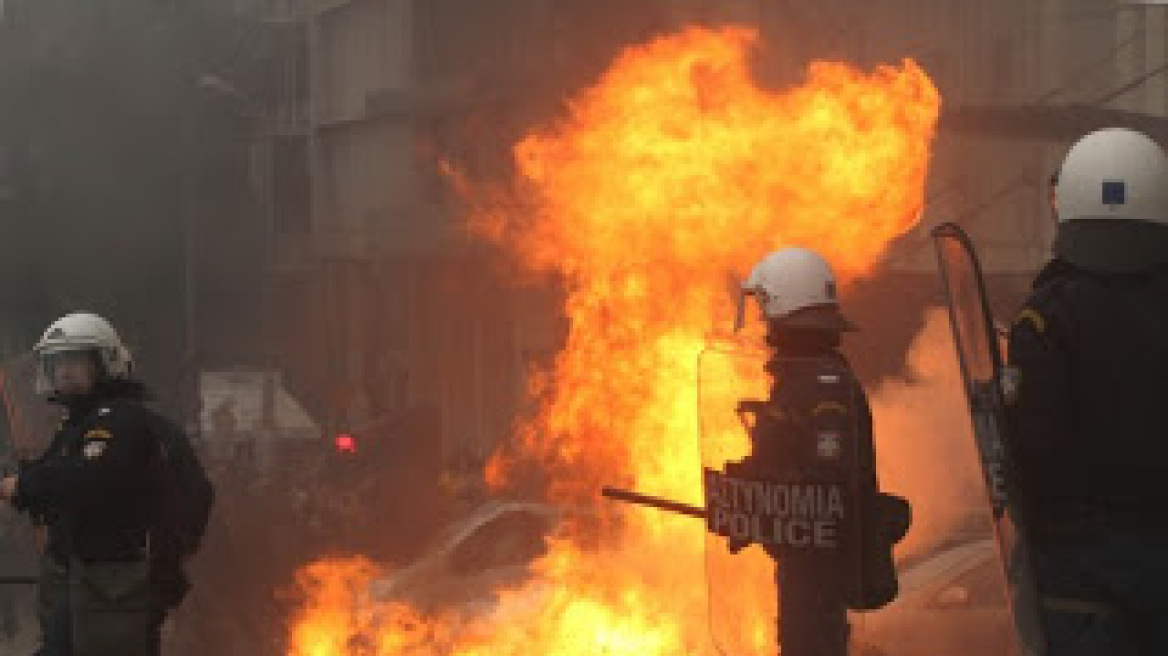 Επίθεση με μολότοφ εναντίον αστυνομικών έξω από τα γραφεία του ΠΑΣΟΚ 