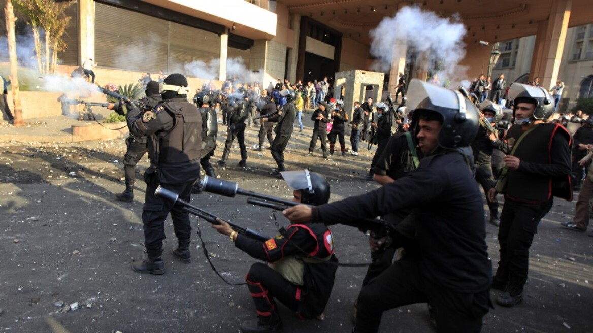 Αίγυπτος: Δακρυγόνα και ραβδισμοί σε συγκέντρωση 30 υποστηρικτών του Μόρσι