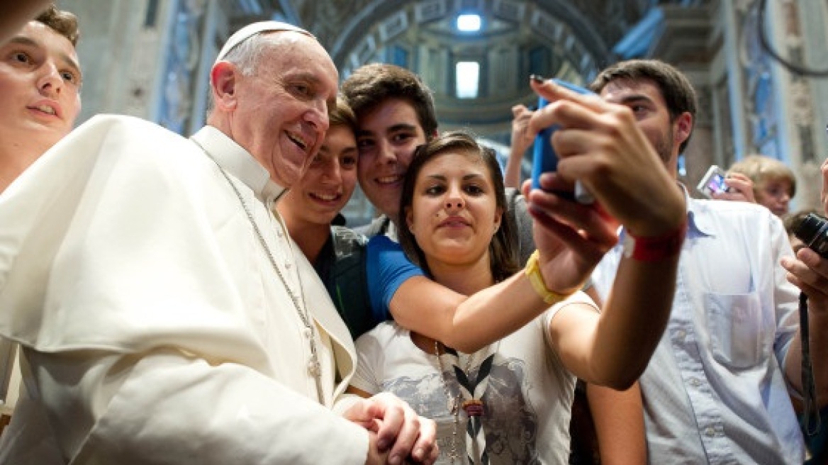 Θραύση κάνει η φωτογραφία του Πάπα στο Instagram 