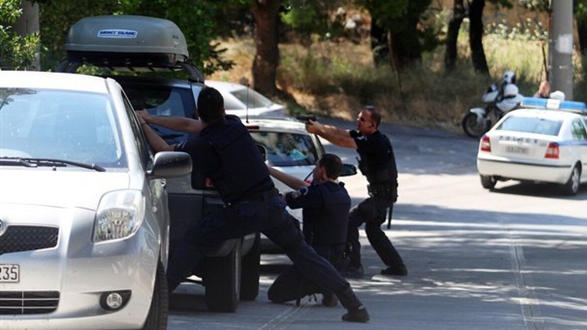 Συνελήφθησαν δύο καταζητούμενοι μετά από καταδίωξη στην Αθηνών-Πατρών