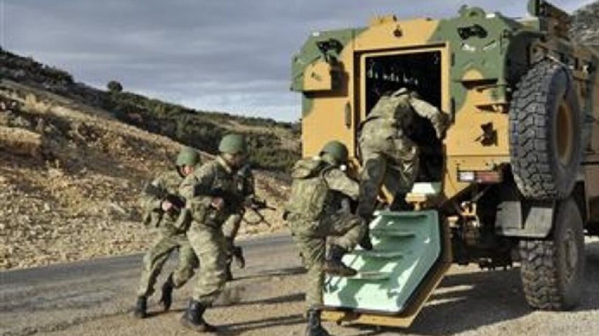 Ενισχύονται οι τουρκικές δυνάμεις στα σύνορα με τη Συρία