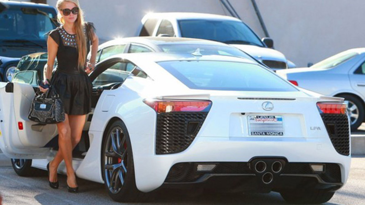 Paris Hilton: Πήρε τη Lexus της και πήγε για ψώνια