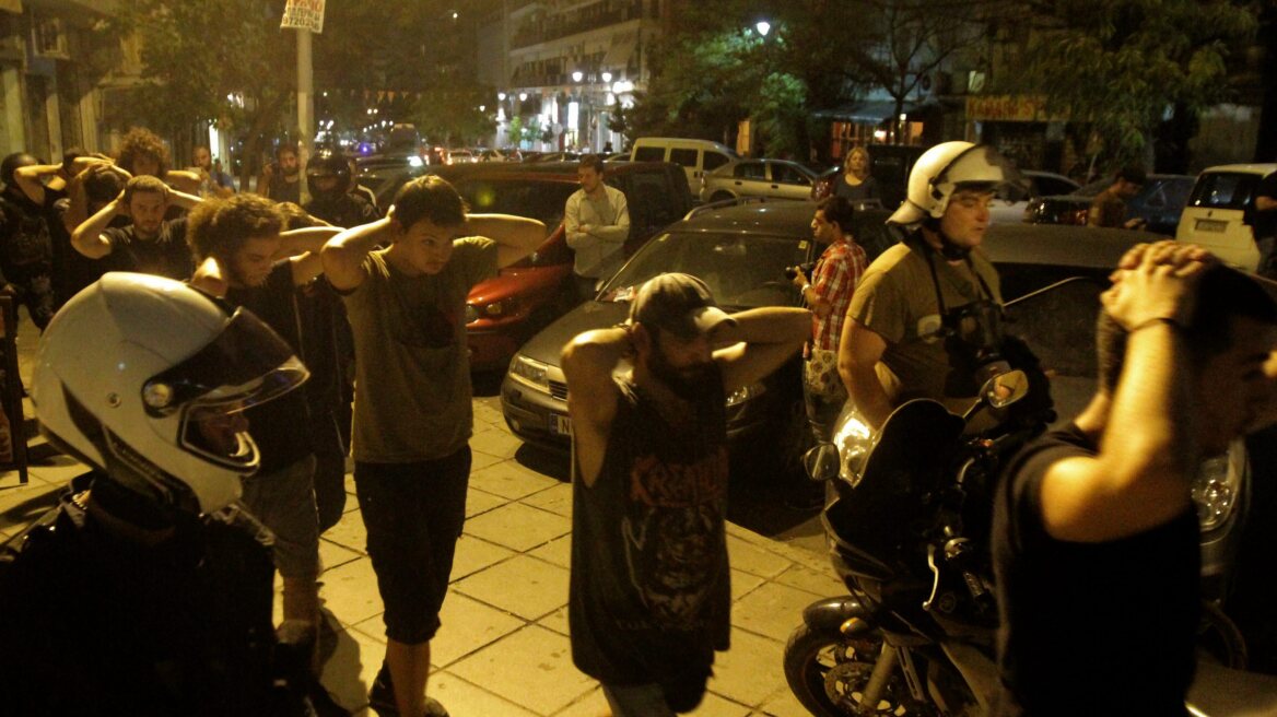 Προσαγωγές και συλλήψεις μετά την ένταση διαδηλωτών και ΜΑΤ στην Καμάρα