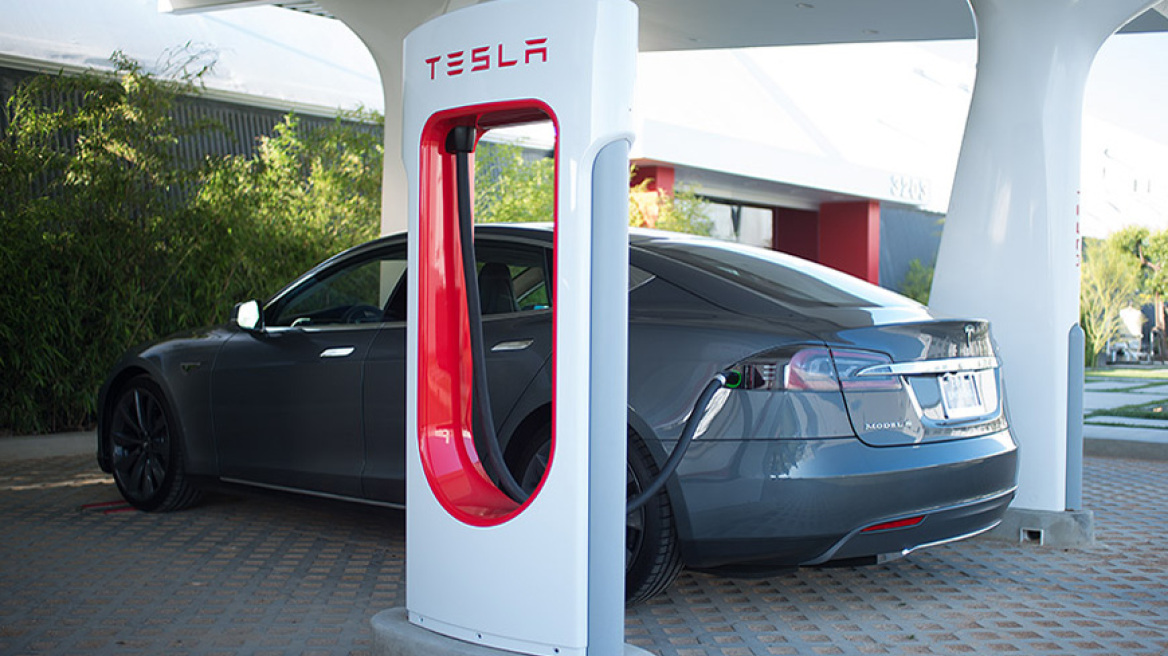 H Tesla προσφέρει δωρεάν φόρτιση για το ηλεκτρικό Model S