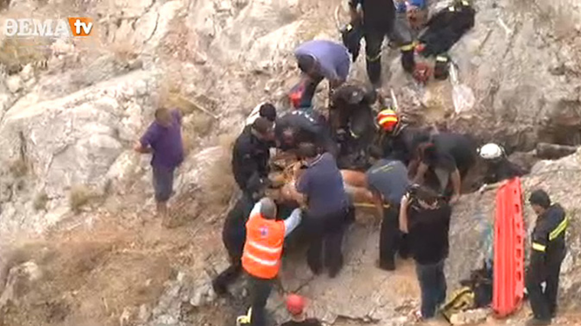 Δείτε πώς απεγκλωβίστηκε ο μαθητής που έπεσε σε σπηλιά στο Αττικό Άλσος
