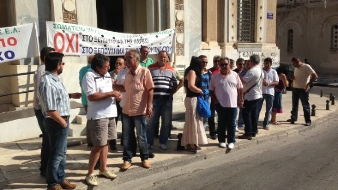 Κλείνουν την Παρασκευή την εθνική οδό Αθηνών-Λαμίας οι εργαζόμενοι της ΛΑΡΚΟ
