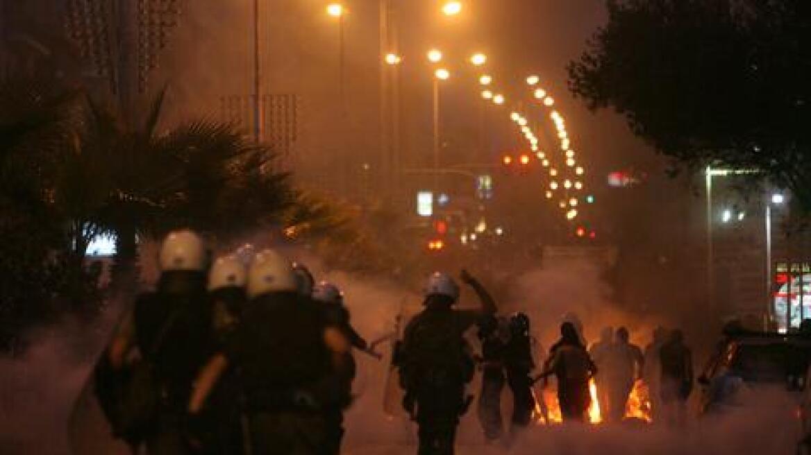 Μικροεπεισόδια διαδηλωτών και αστυνομίας έξω από την ΓΑΔΑ