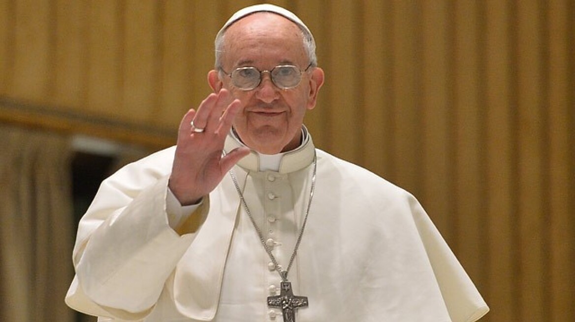 Πάπας Φραγκίσκος: Η εκκλησία δεν πρέπει να παρεμβαίνει στις ζωές των ομοφυλόφιλων 