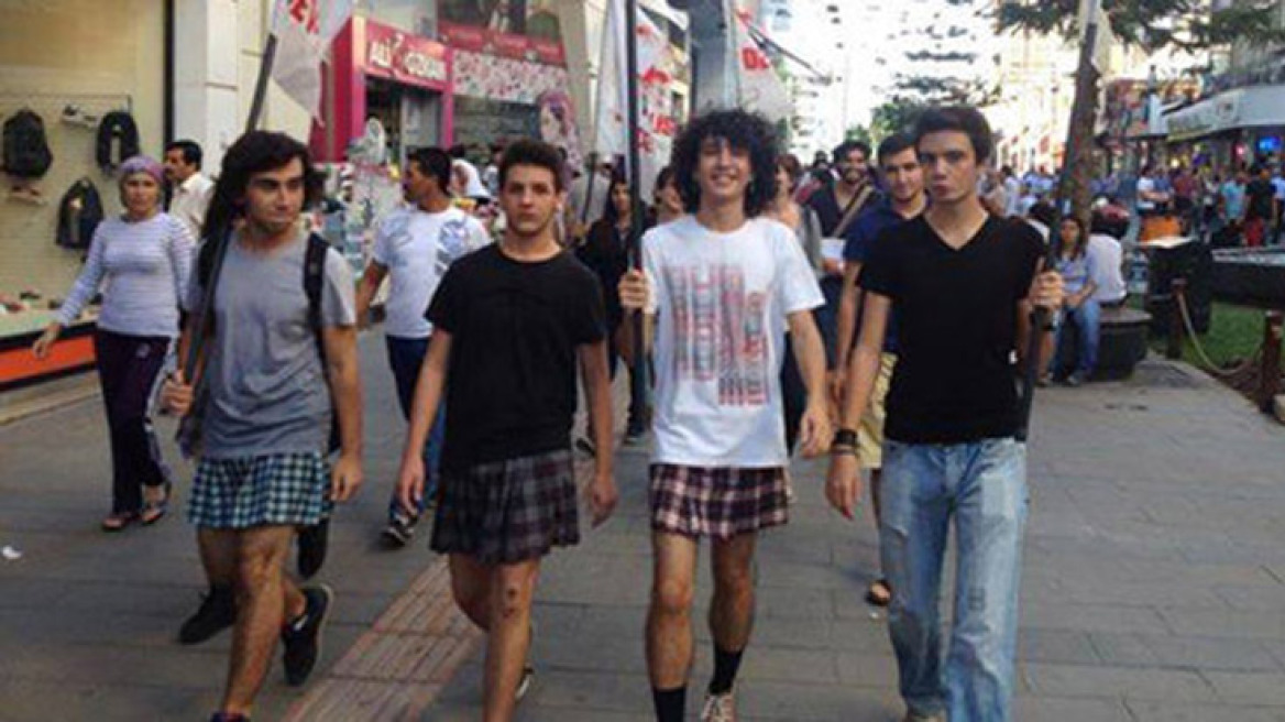  Αγόρια φόρεσαν φούστες επειδή τις απαγόρευσαν από τις συμμαθήτριές τους