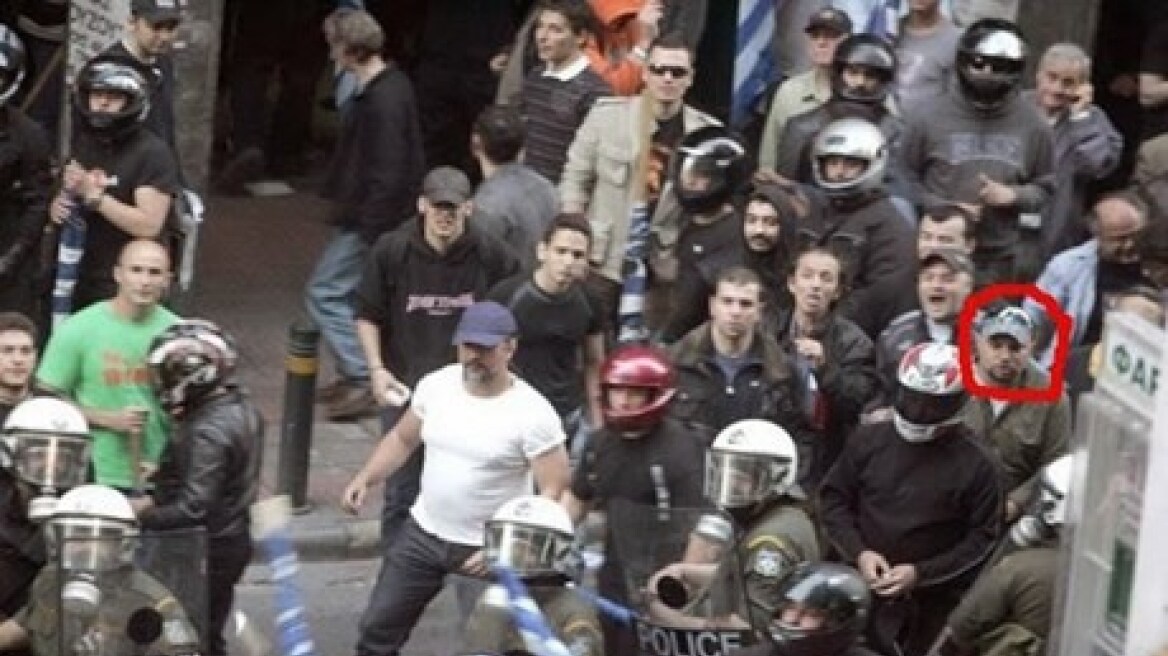 Φωτογραφία του Ηλία Παναγιώταρου να συνδράμει τα ΜΑΤ εναντίον διαδηλωτών