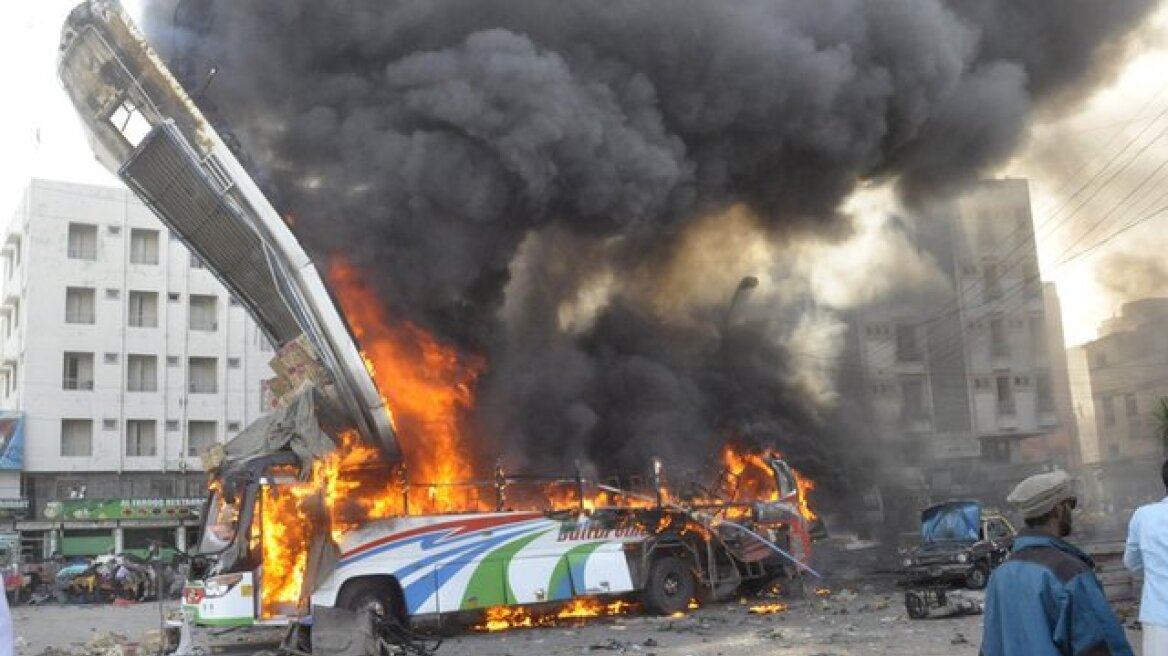 Πολύνεκρη τραγωδία από έκρηξη σε λεωφορείο στο Πακιστάν	 