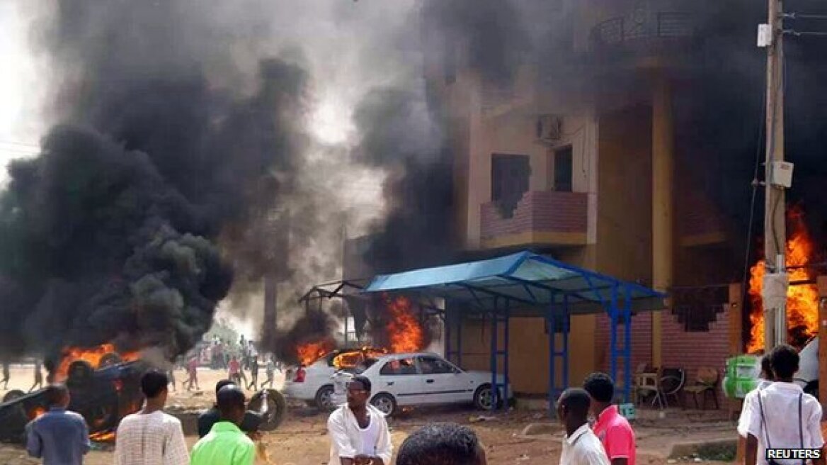 Σουδάν: Oι δυνάμεις ασφαλείας άνοιξαν πυρ και σκότωσαν δεκάδες διαδηλωτές