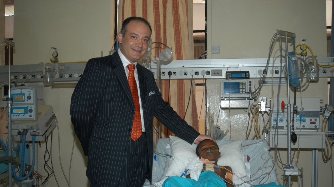 Αυξέντιος Καλαγκός: Ο γιατρός που χειρουργεί αφιλοκερδώς χιλιάδες παιδιά!