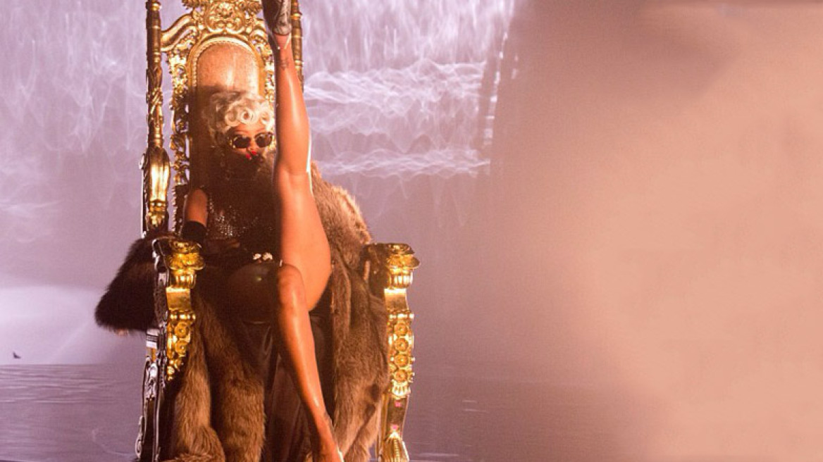 Ημίγυμνη βασίλισσα η Rihanna στο χρυσό θρόνο της!