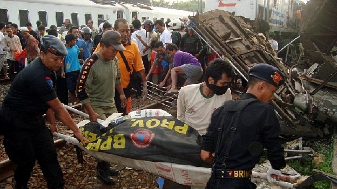  Iνδονησία: Σύγκρουση τρένου με φορτηγό με 13 νεκρούς