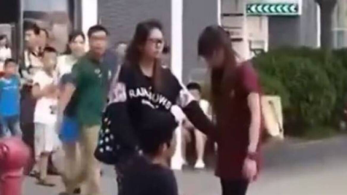 Βίντεο: Η απατημένη κοπέλα του τον χαστούκιζε, στην μέση του δρόμου