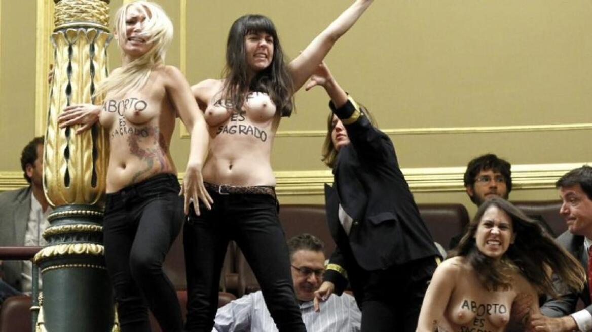 Ακτιβίστριες της Femen γυμνές στην ισπανική Βουλή