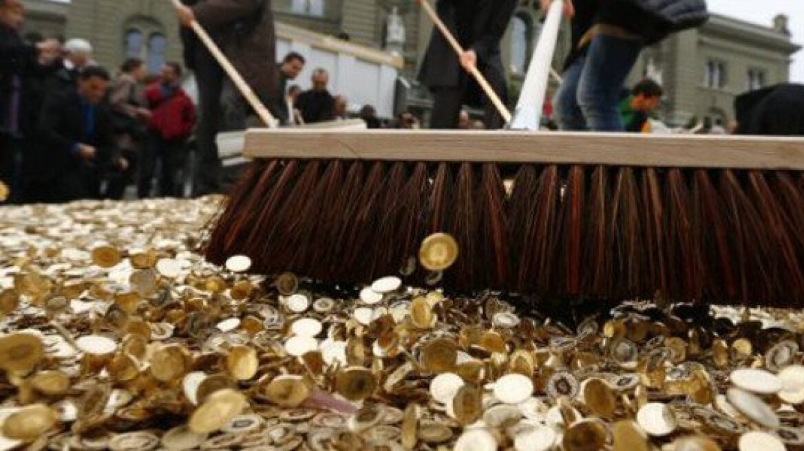 Ελβετία: Κάνουν δημοψήφισμα για να τους δίνει το κράτος 2.000 ευρώ το μήνα