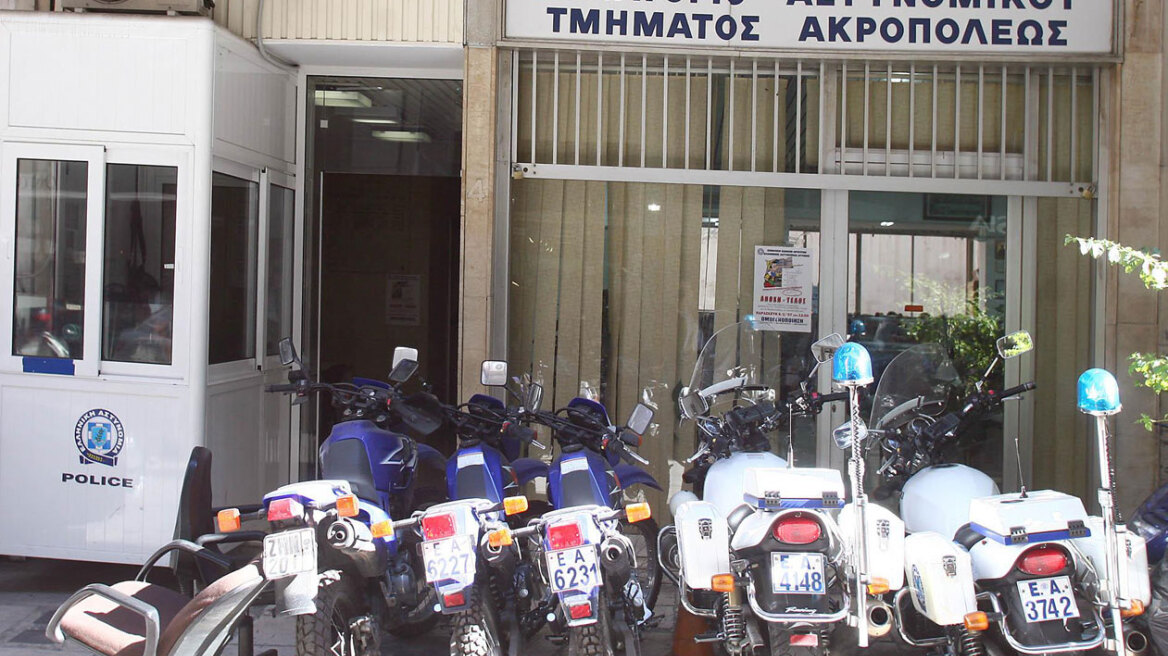 Έφοδος των «αδιάφθορων» της ΕΛ.ΑΣ. στα αστυνομικά τμήματα Ακρόπολης και Χαλκίδας 