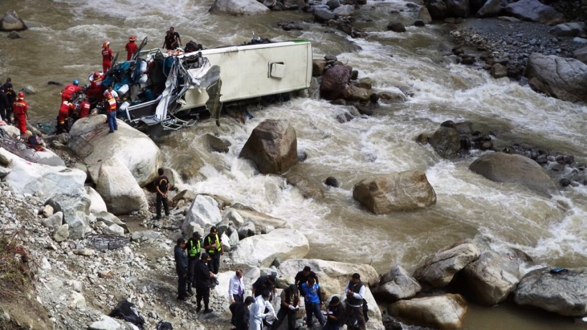 Περού: Πενήντα νεκροί από πτώση φορτηγού σε χαράδρα