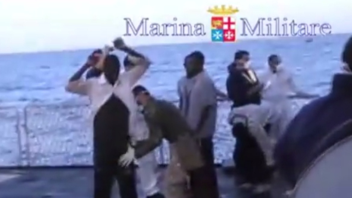 Δείτε άντρες του ιταλικού ναυτικού να σώζουν μετανάστες στη θάλασσα της Μεσογείου 