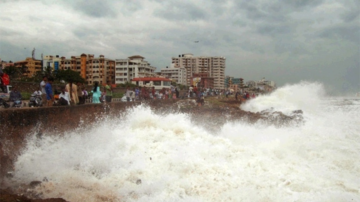 Ινδία: Τουλάχιστον δεκατέσσερις νεκροί από τον κυκλώνα «Φαϊλίν»