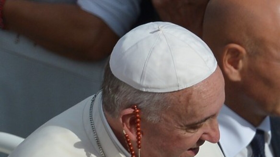 Σαν σκουλαρίκι φόρεσε το ροζάριο ο Πάπας