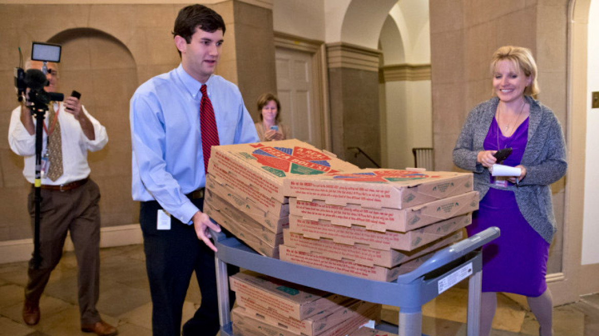 ΗΠΑ: Με αγκαλιές, φιλιά και πίτσες υποδέχτηκαν τη συμφωνία
