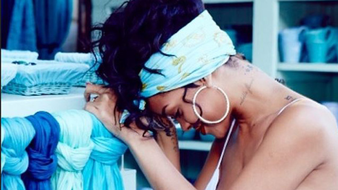 Η Rihanna...  βγήκε από τα ρούχα της στην Κρήτη