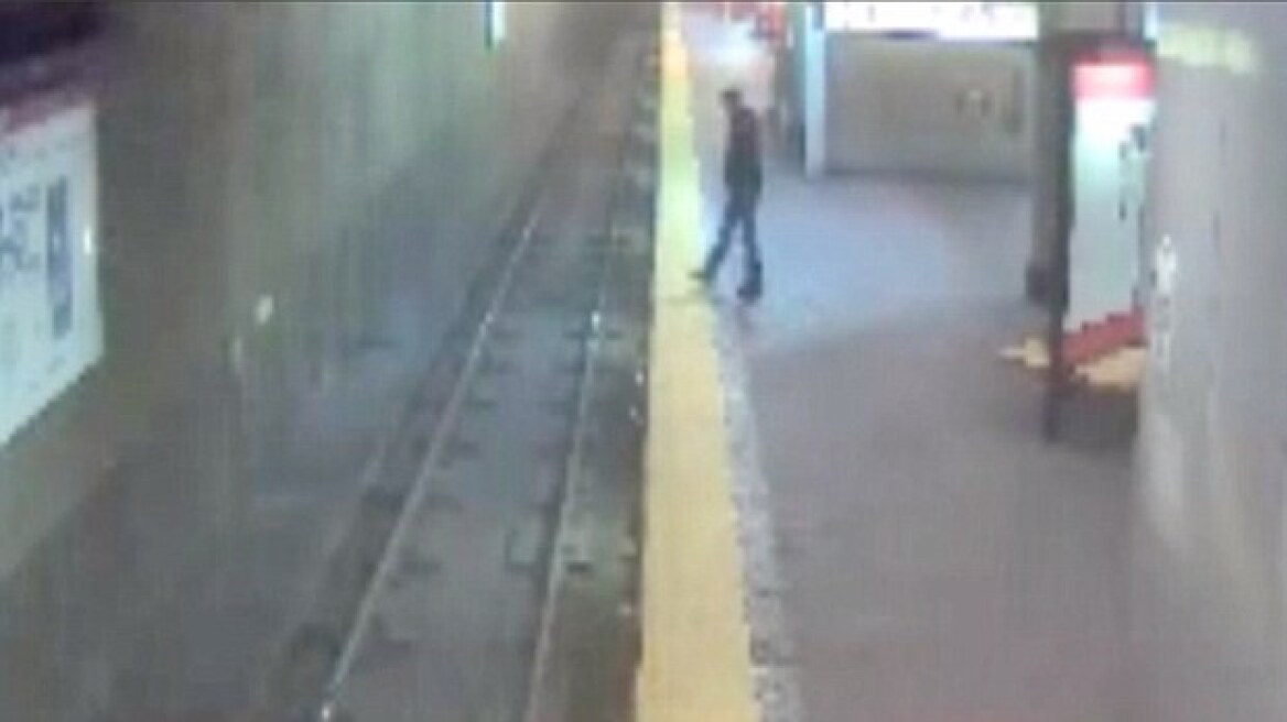 Απίστευτο βίντεο: Έπεσε στις ράγες του μετρό ενώ υπνοβατούσε!