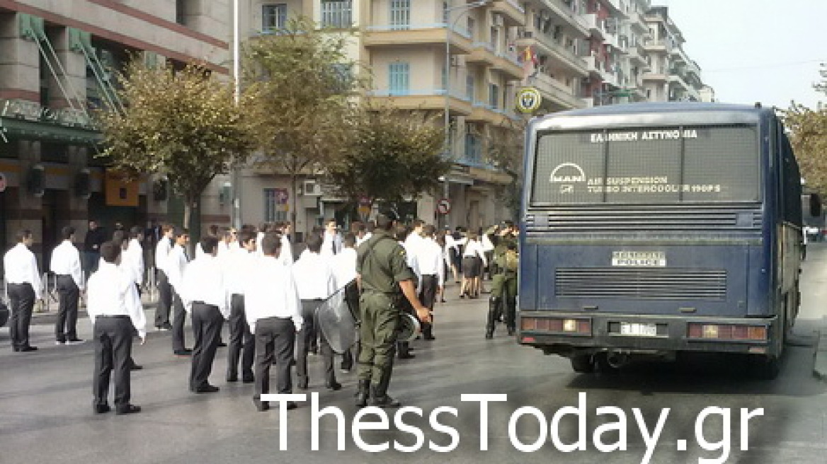 Με Τζιτζικώστα, αλλά χωρίς Μπουτάρη η μαθητική παρέλαση στη Θεσσαλονίκη 
