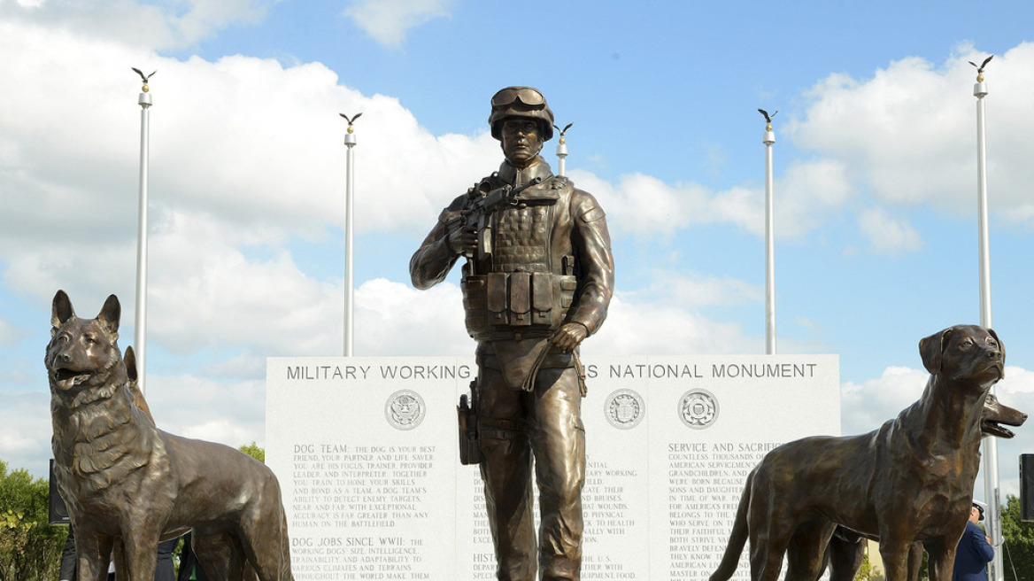 Μνημείο προς τιμήν του... «αγνώστου στρατιωτικού σκύλου» στο Τέξας 