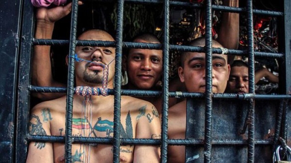 Σαλβαδόρ: Κρατούμενοι σε φυλακή μιλούσαν 13 ώρες καθημερινά στα κινητά τους 